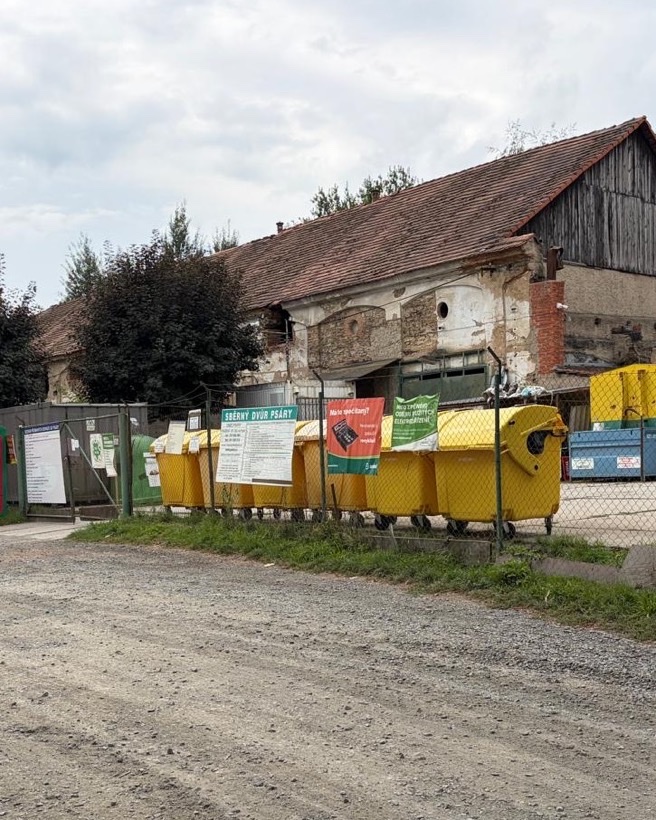 Sběrný dvůr na Štědříku dnes, kontejnery před statkem